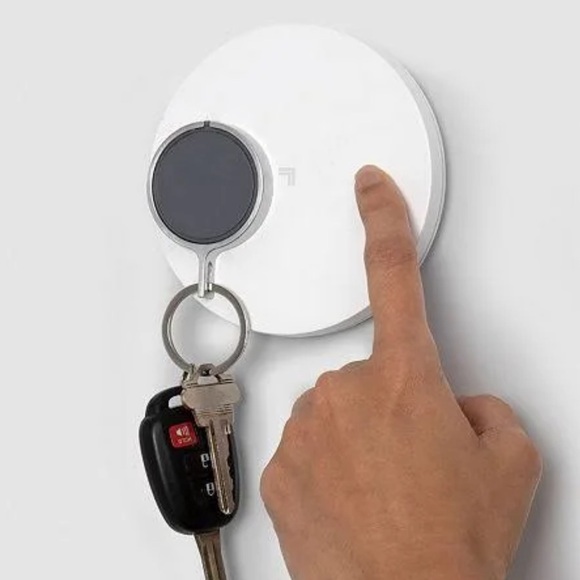 Sharper Image Auto Keyfinder Magnetic Smart Tracker and Storage - Picture 6 of 7